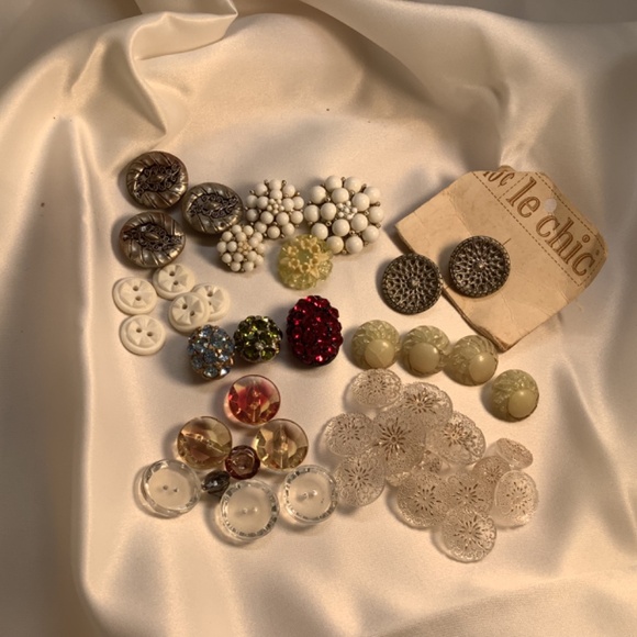 Assorted Vintage Buttons - Picture 2 of 4